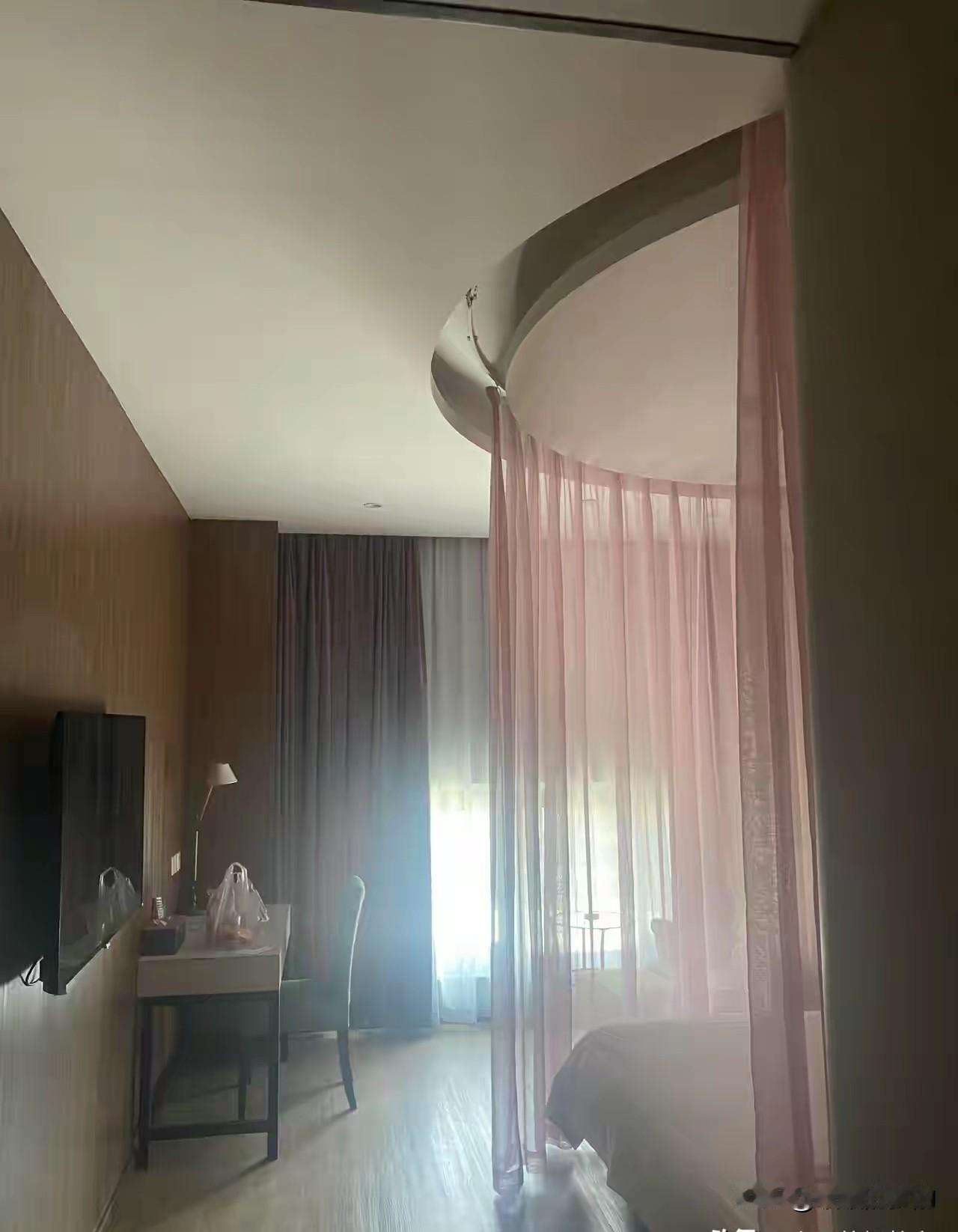 这个房间不错
就冲这个床帘子
必须选这个