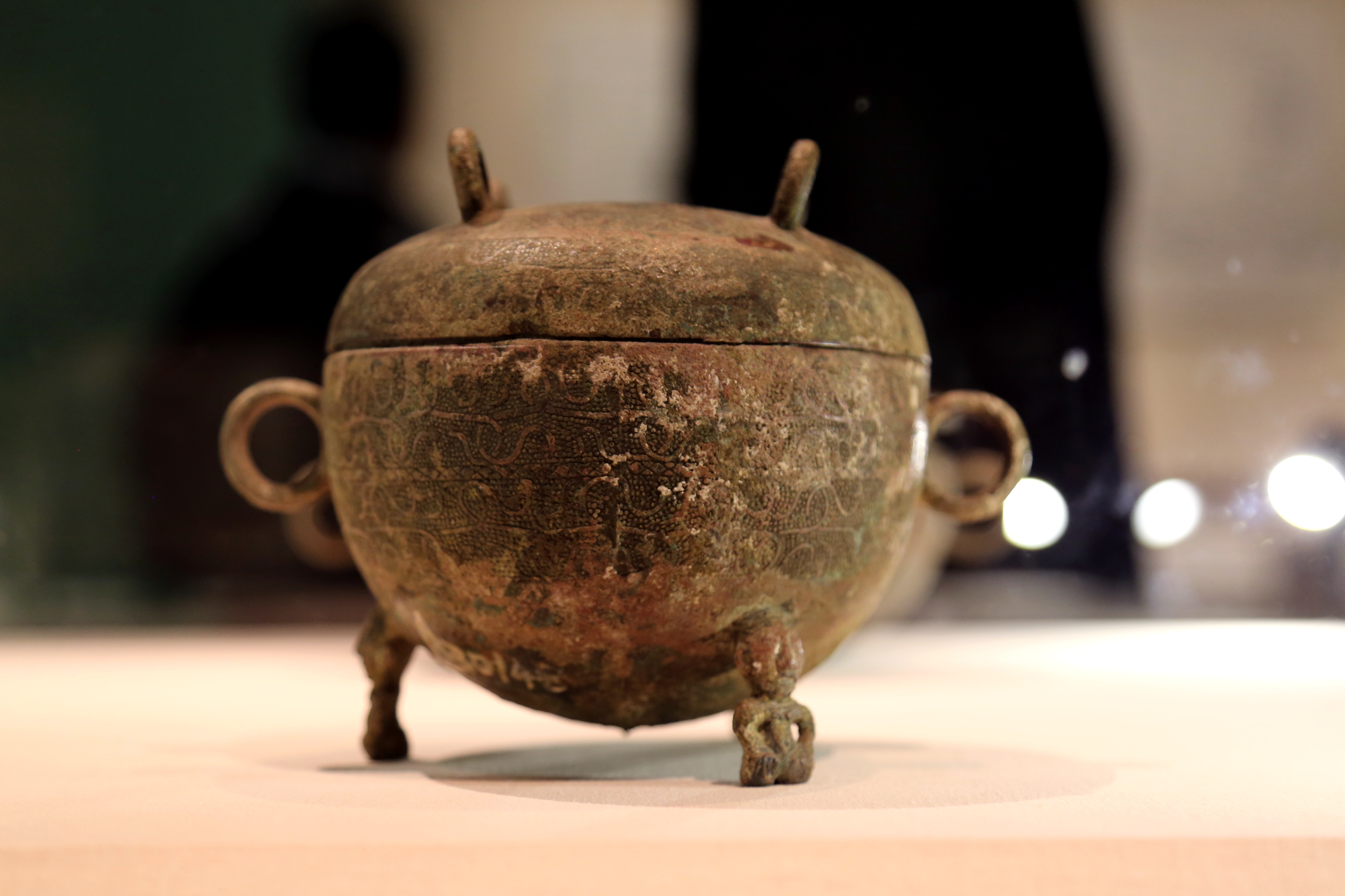 每天一件青铜器 山东临淄齐文化博物馆藏临淄区齐都镇河崖头出土春秋中期:人形足敦 