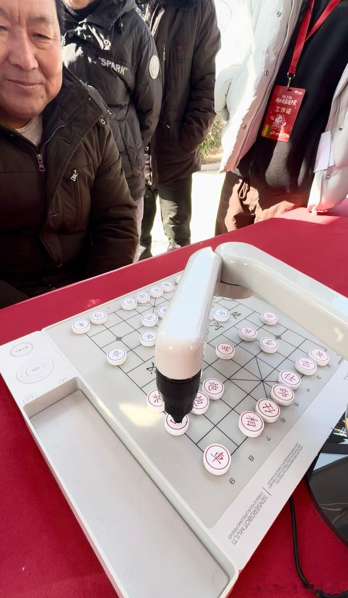 第一批回村的机器人在村里教太极这机器人也太超前了，大爷大妈跟着机器人，太极打得还