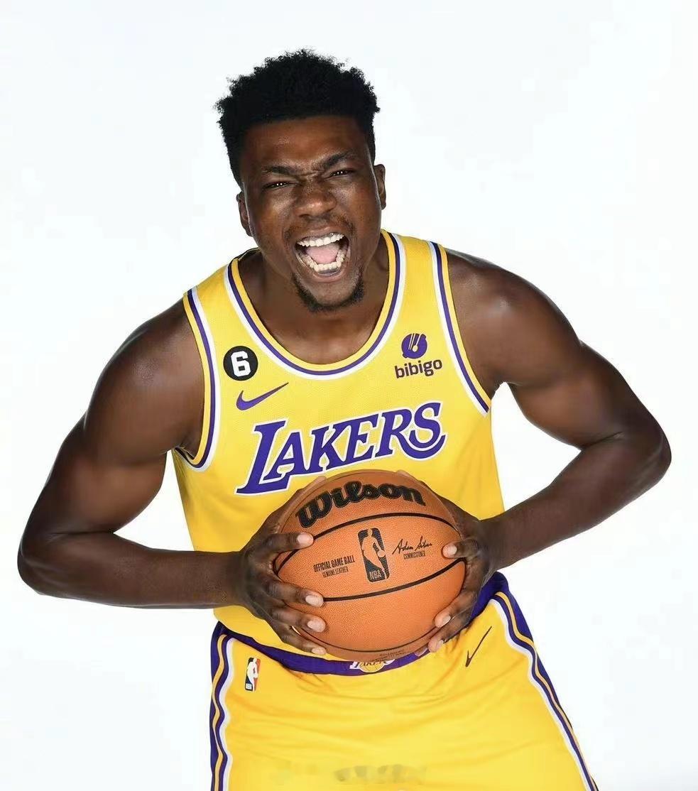 我心心念念的布莱恩特回湖人是无望了！12月14日讯 据名记Shams报道，消息人