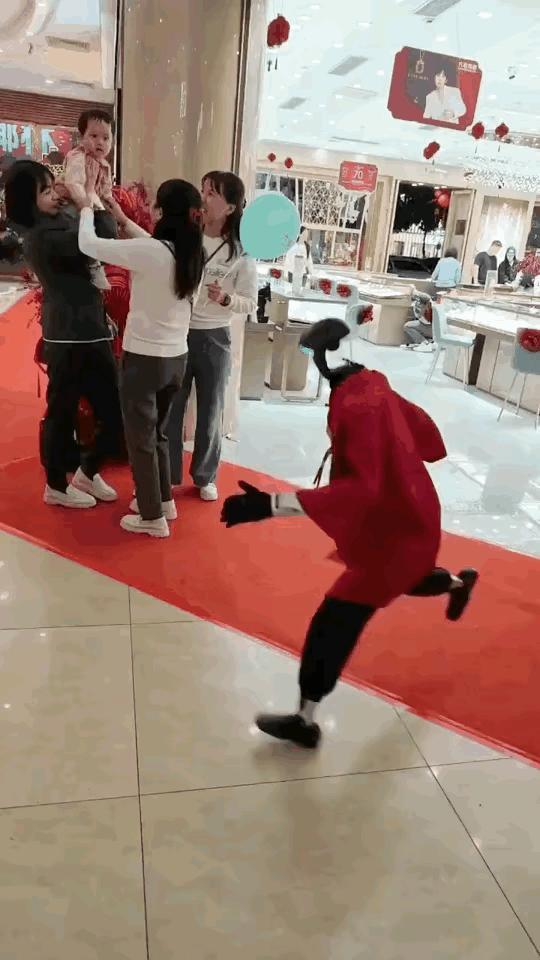 也许这红地毯的质量也太差了，也许这机器人脚部力量太大了，简单的踉跄两步，就把红地