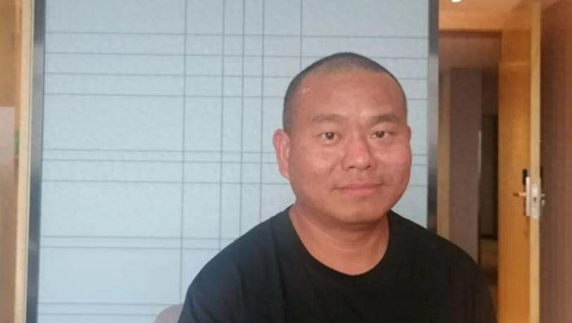 39岁男子散步时踩到瓜皮坠海漂流6天6夜，生吃七八十只螃蟹保命，“全靠求生本能支