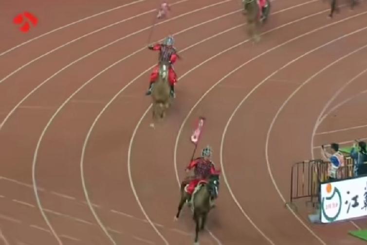 何润东的霸王，带着传令兵，秧歌队，坐着登陆艇来了。这个策划，100分，这个执行1