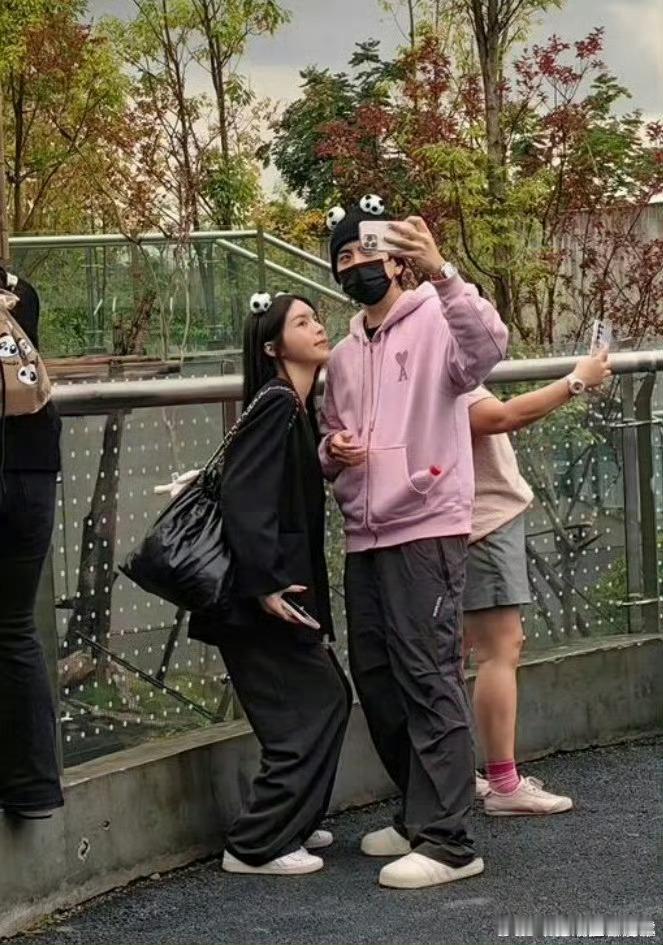 偶遇王大陆与女友看大熊猫，大陆哥笑得好开心，恋爱果然甜蜜蜜[心] ​​​
