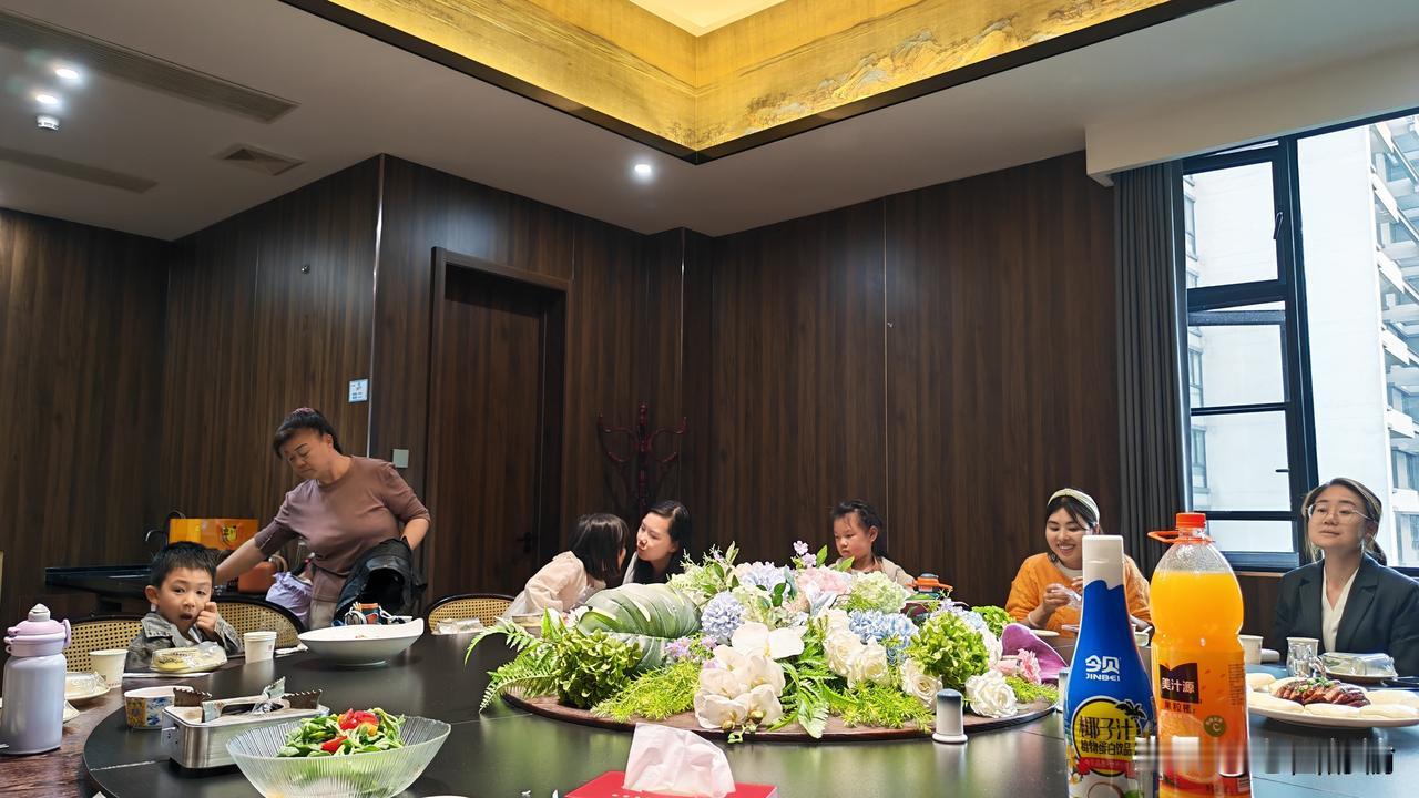你对上联。
上联：茶烟绕案飘清韵
下联：酒肉穿肠荡妙香
     （本下联为原创