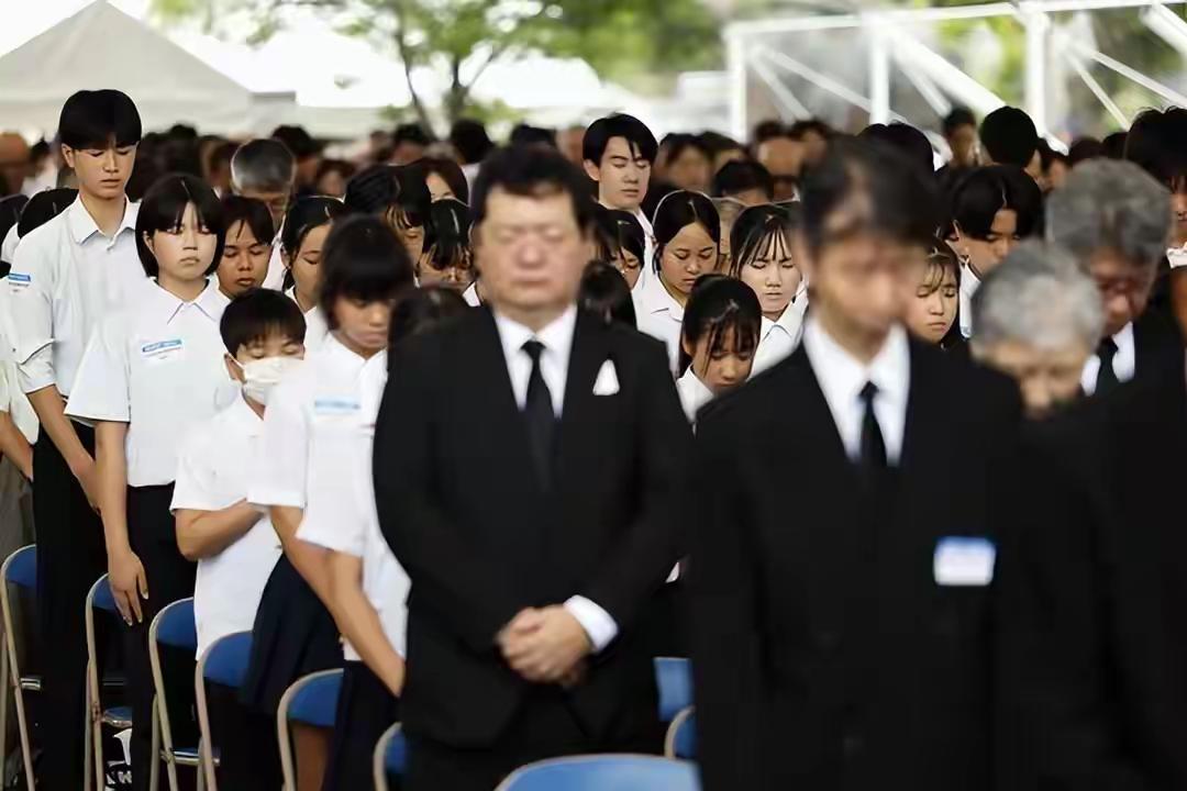 昨天长崎进行核爆纪念活动，反正是热热闹闹，就是一点没人提起是谁造成长崎挨炸的，又