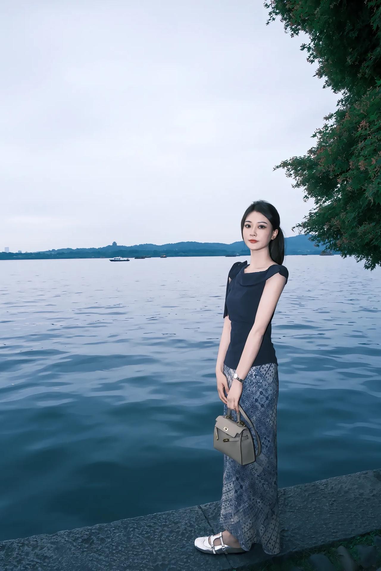 湖畔静思，悠然自得，与自然融为一体。