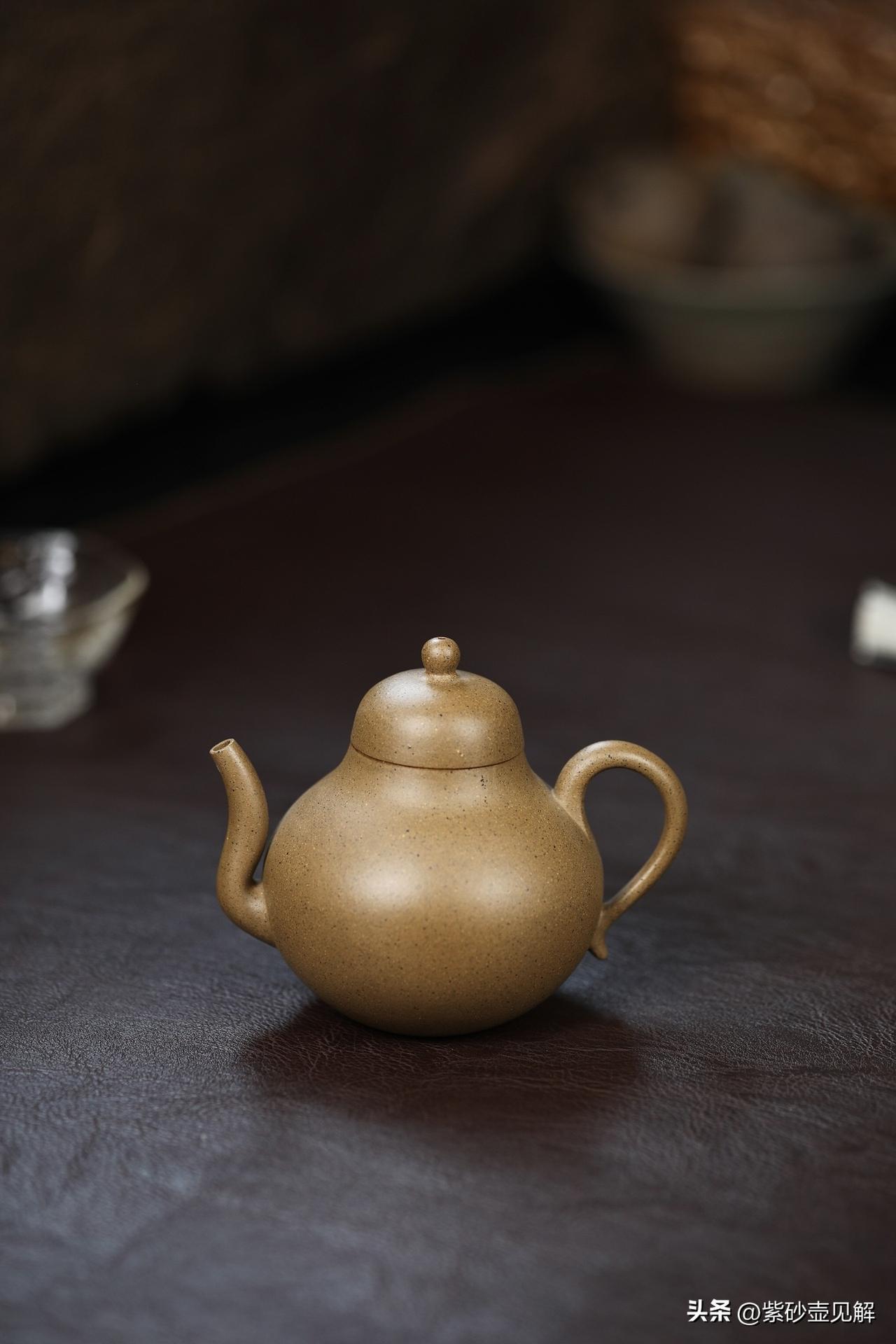 为什么懂壶的人，反而不愿用贵价紫砂喝茶？
一个周末的午后，茶室里水汽氤氲。老张正