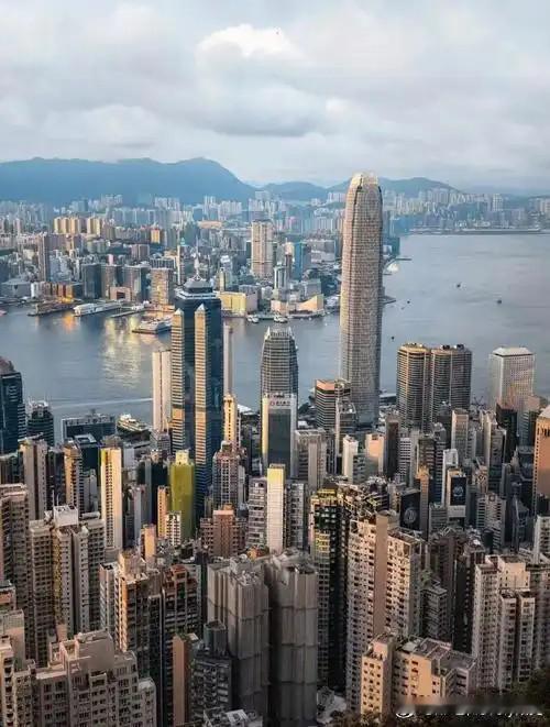 香港线下零售行业的躺赢时代，正在被电商和AI彻底改写。
 
尖沙咀太阳广场的DF