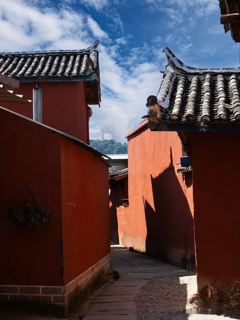 挖到宝藏古村！攀枝花迤沙拉村中国彝家第一村，连片红墙建筑，人称川南小色达。原生态