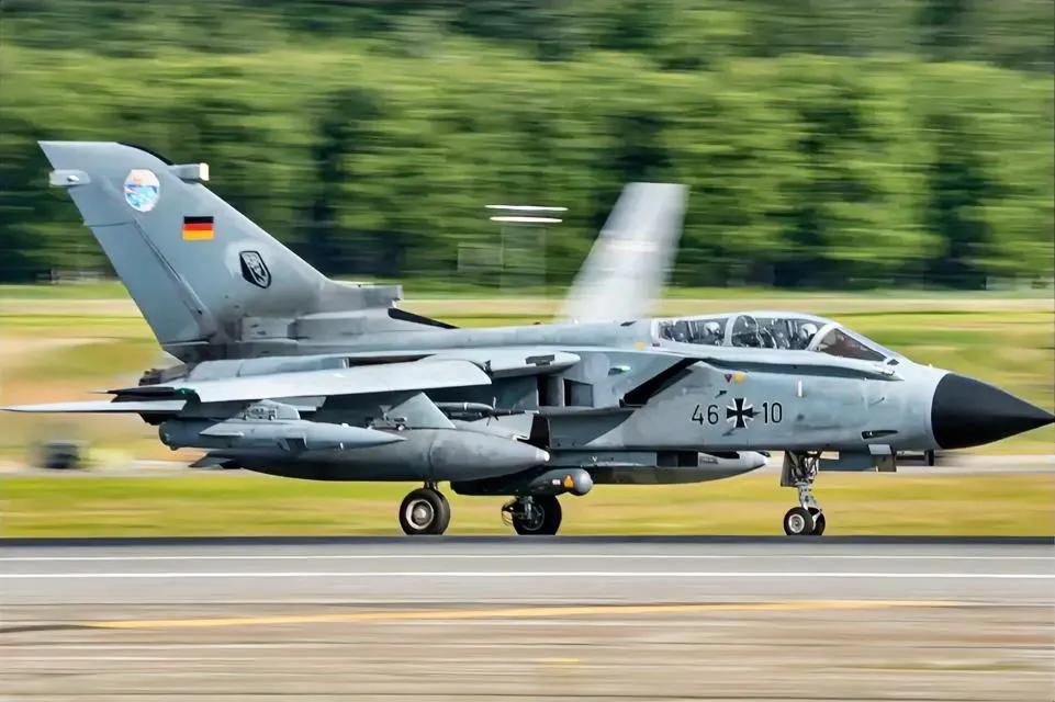 德国东拼西凑80万大军，
扬言对付俄罗斯。集结整个欧洲的力量，确实能跟俄罗斯抗衡