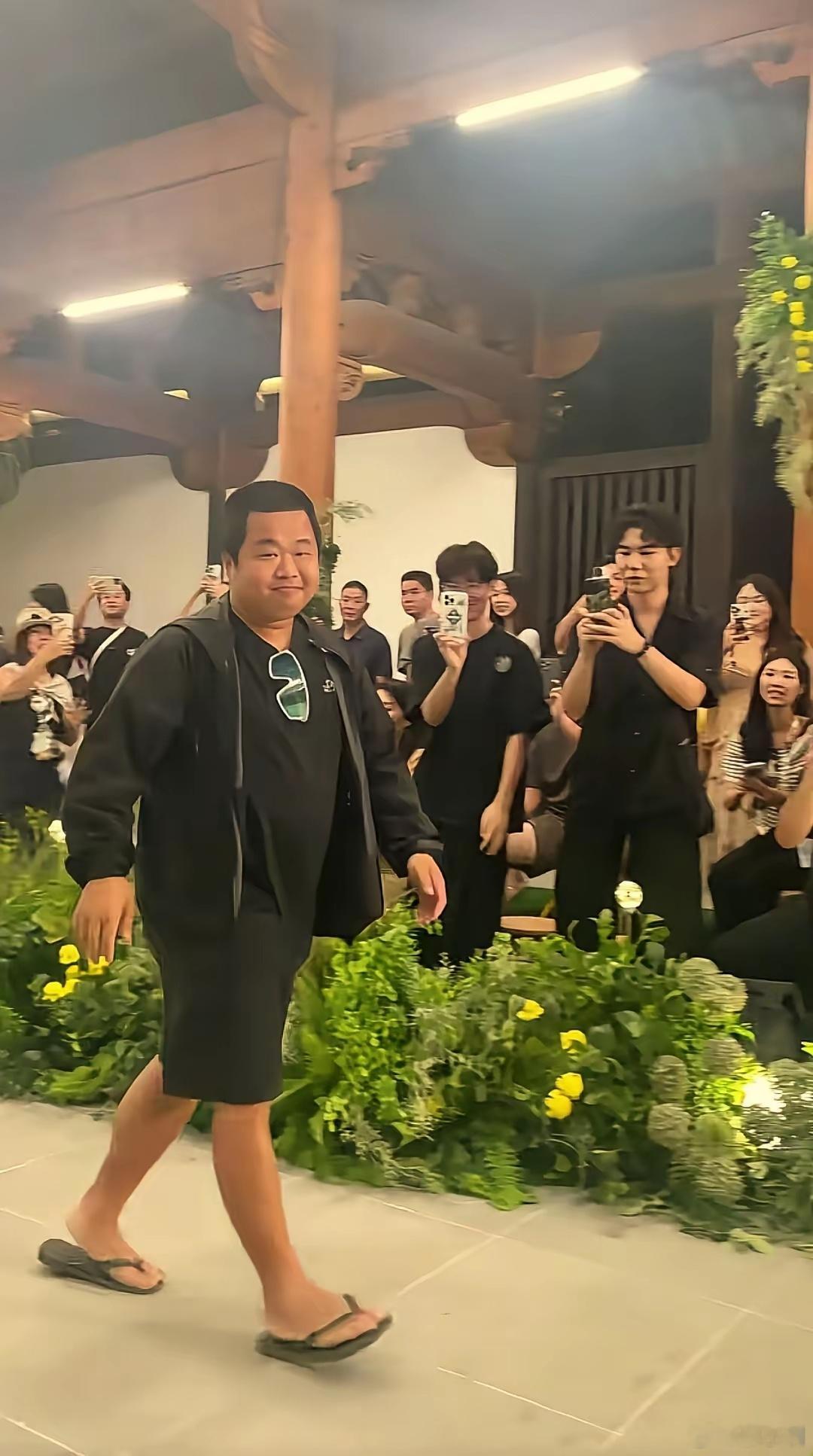 蓝战非被禁止关注听说这家伙目前一分钟视频报价200万，真是人不可貌相。怎么样才能