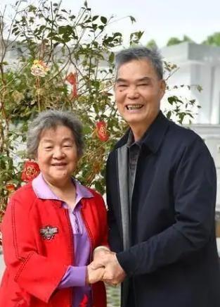 1971年，24岁的女干部李玉枝执意嫁给一级伤残战斗英雄，可她却在新婚之夜同房时