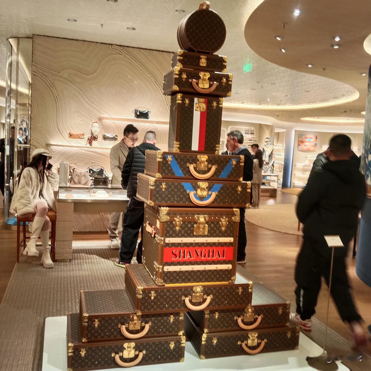 旅游记忆~
旅行箱子不仅仅是一个装东西的箱子
它的艺术价值，收藏价值也是无法估量