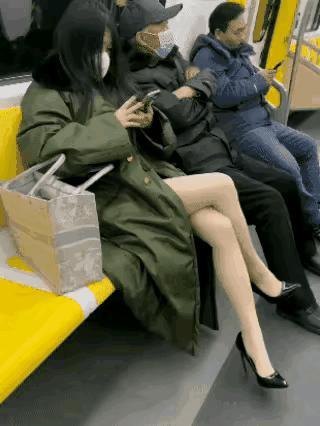 老式军大衣搭配高跟鞋大长腿，堪称传统与时尚的完美结合。啧啧，现在的小姐姐真是好会
