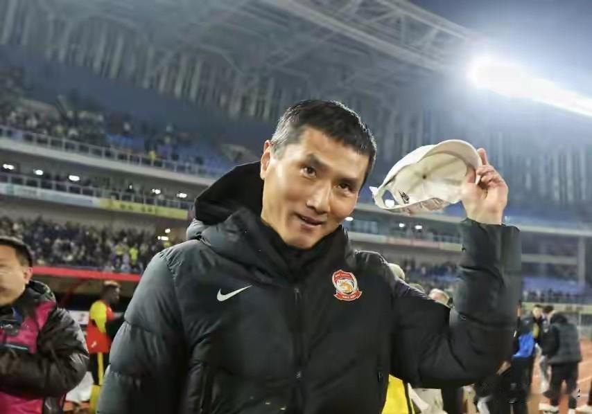 中超收官战西海岸赛后举行仪式送别功勋主帅邵佳一高升。
此战过后邵佳一将携整个教练