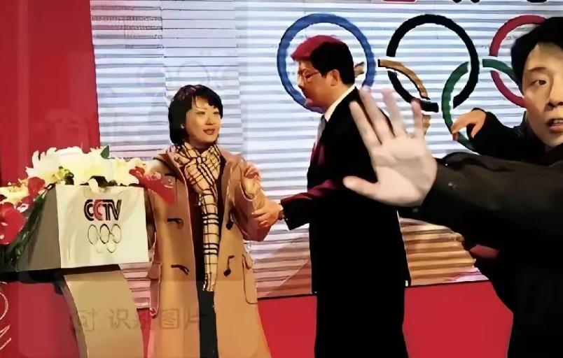 谁还记得当年央视奥运直播惊天一幕啊！张斌正风光主持发布会，妻子直接冲上台抢话筒控