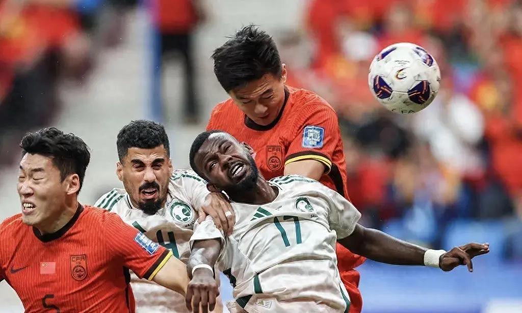 世预赛亚洲区18强赛第二轮中，国足迎来首个主场，对阵世界排名第56的沙特。上半场