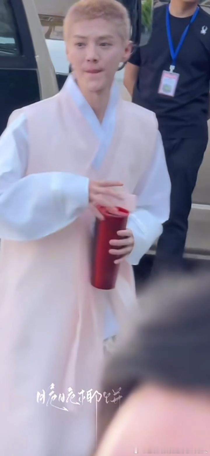 鹿晗用寸头检验颜值鹿晗寸头神图哈哈哈哈哈 谁说寸头难驾驭？鹿晗第一个不同意。连光