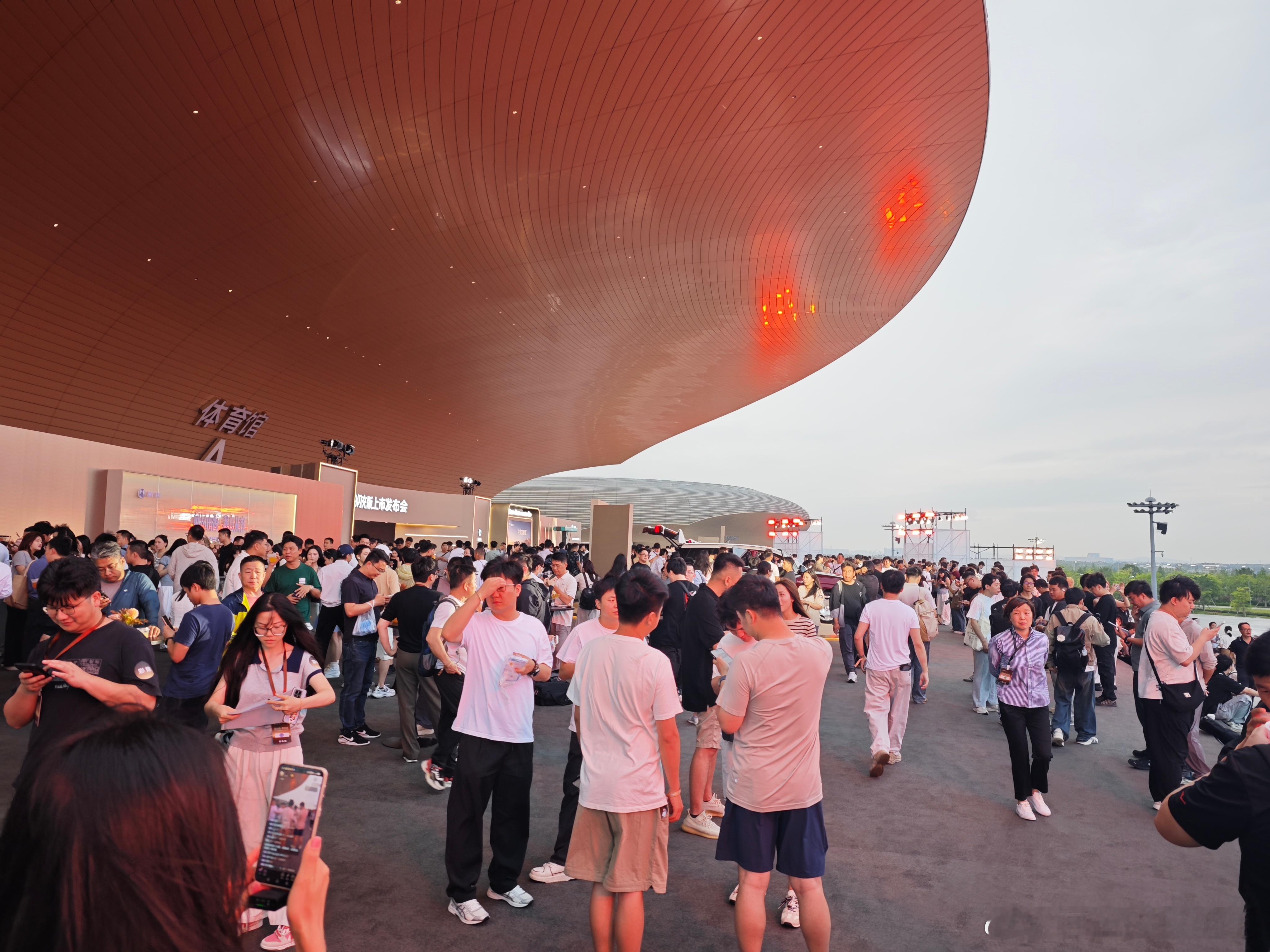 这这这~好多人呀~腾势N9闪充版就是今天的superstar王力宏惊呼闪充改变世