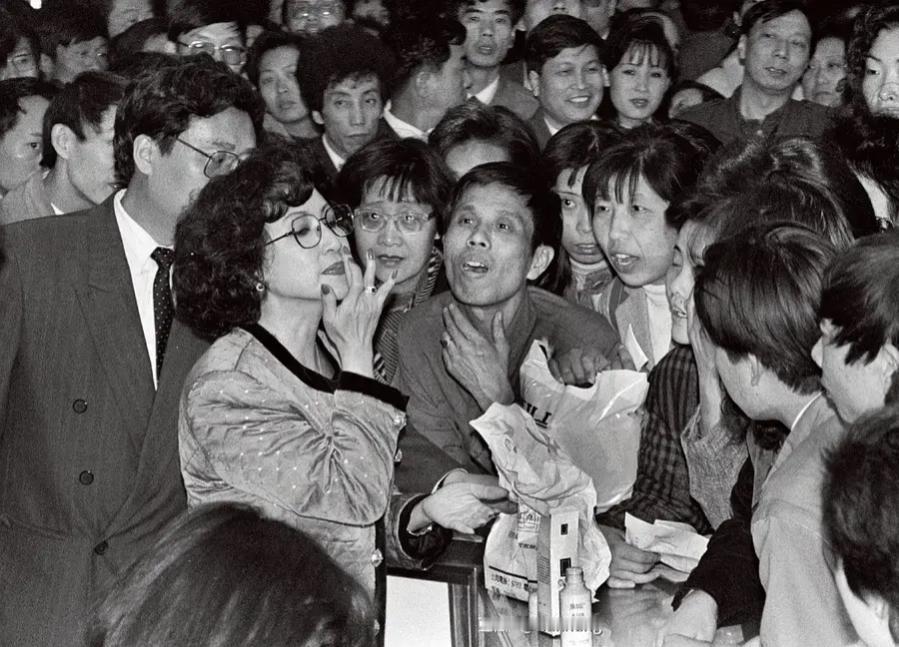 1993年12月，来自香港的著名化妆品专家郑明明女士，正在上海华联商厦化妆品柜台