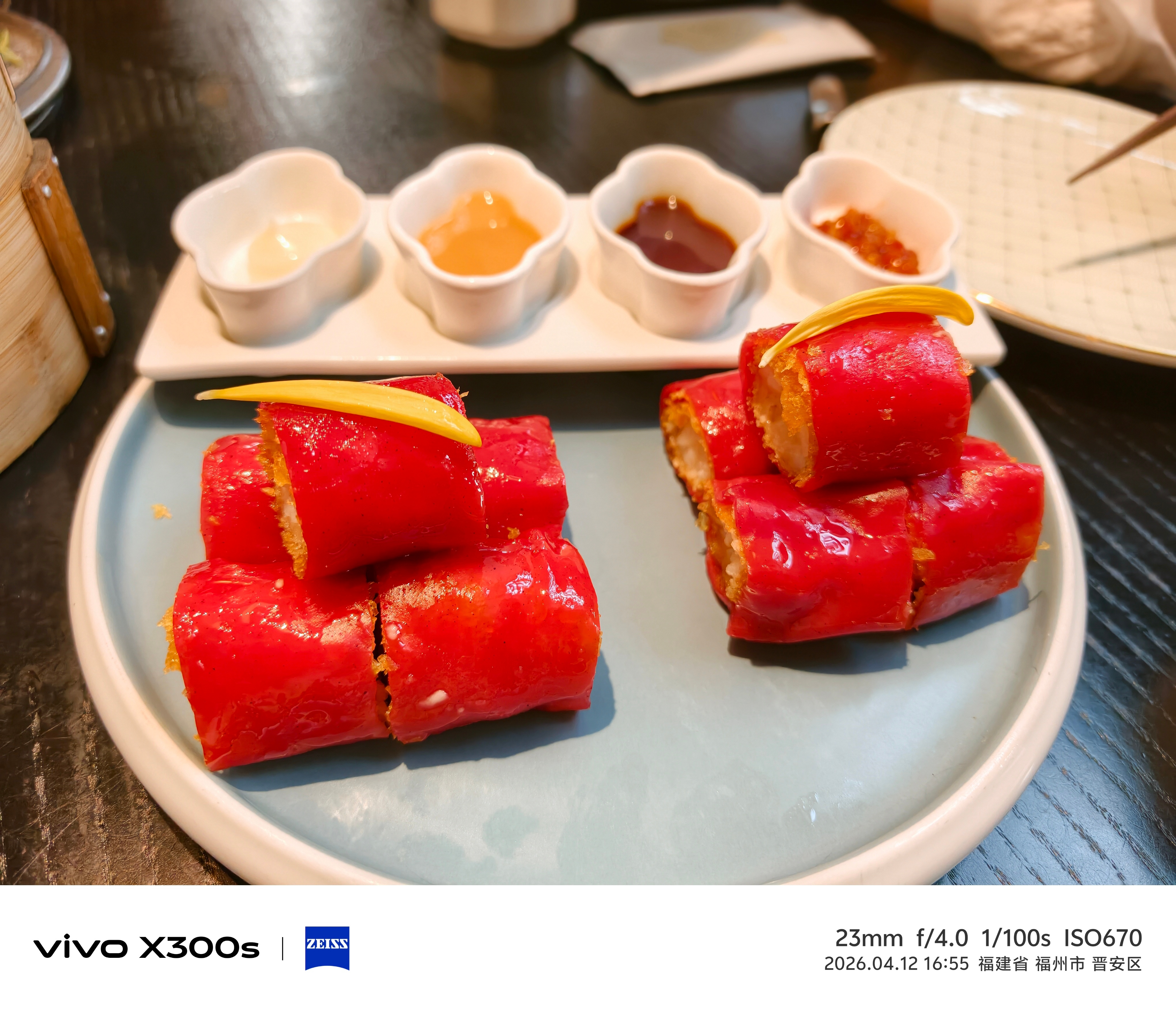 今晚福州坐飞机，抽空和福州的同学们吃了个饭，吃完饭本来要打车去机场的，同学和我说