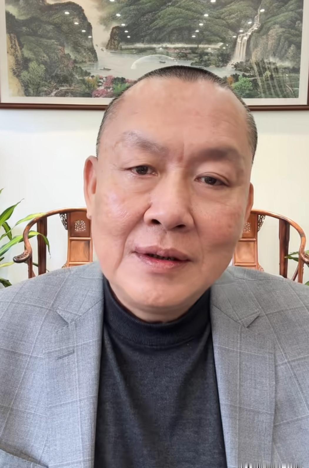 脸憋得通红，手心全是汗。
李亚鹏直播间里那个老实巴交的茶老板，报1860一饼古树