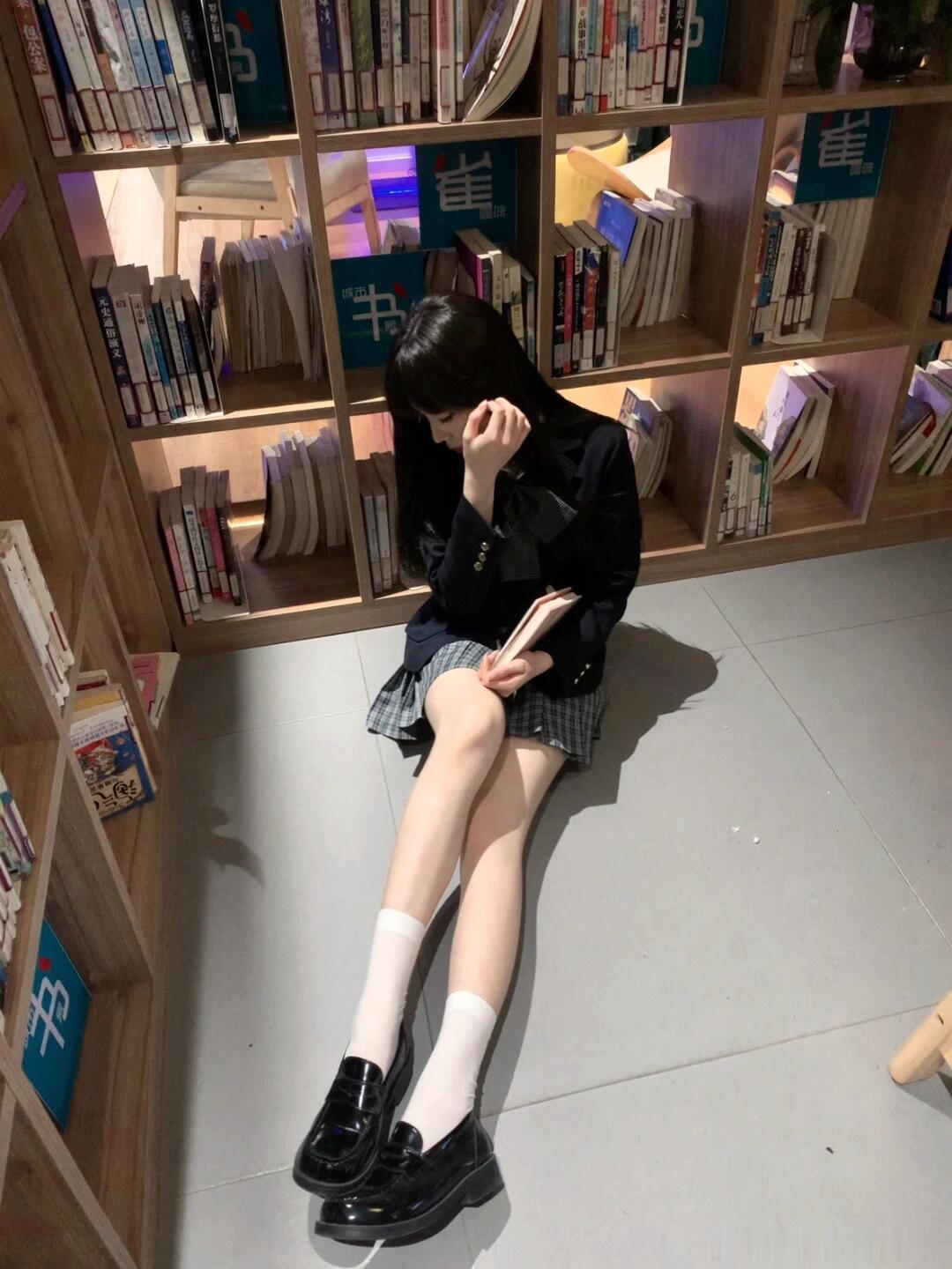 图书馆里的少女～ 