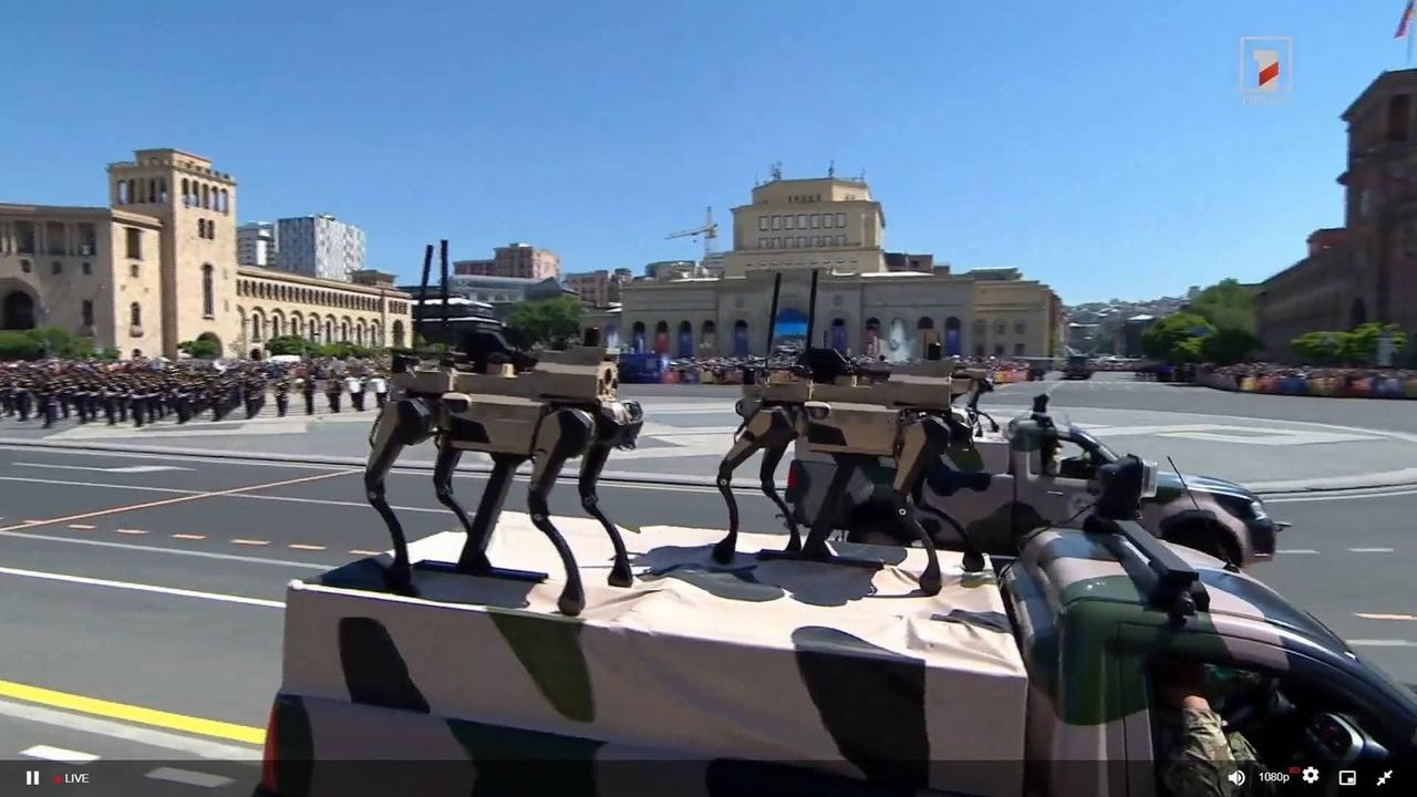 在2026年5月28日埃里温的阅兵式上亮相中国产四足“机器狗”，这些机器狗被安装