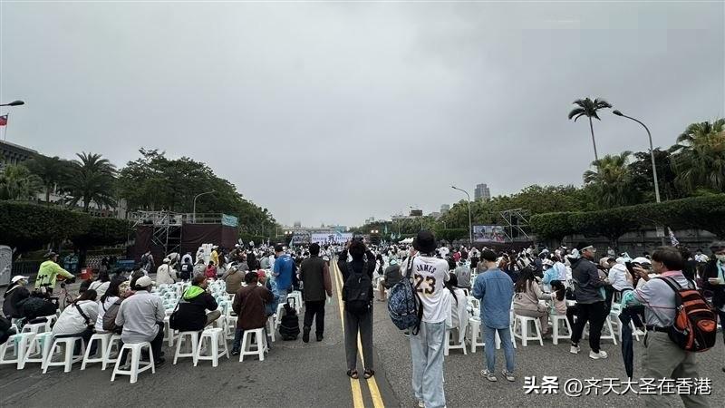 【及时快报[比心][赞]】力挺柯文哲！小草上凯道抗议！但现场座位空一大片！民众党