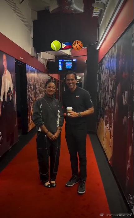 热火教练原来是菲律宾裔伊埃拉造访了NBA迈阿密热队，热队教练原来也是菲律宾裔，左