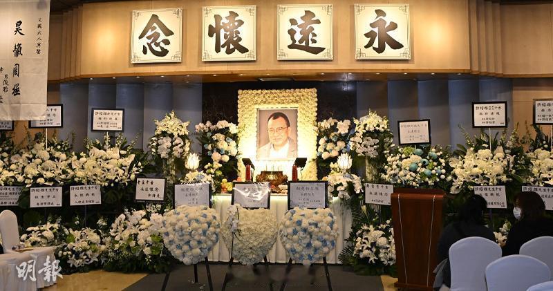 【明報即時】許紹雄設靈｜Benz哥遺照曝光 佘詩曼花圈放當眼處許紹雄今天在寶福堂