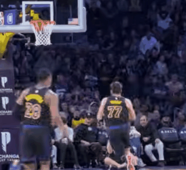 湖人战胜骑士。勒布朗胜场1229达到历史第一：偏偏是对骑士，完美闭环。最体现两边