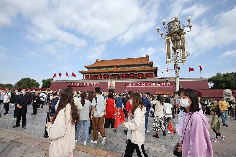 国庆，用一句话来祝福祖国愿祖国繁荣昌盛，山河壮丽，国泰民安。街头巷尾飘扬的五星红