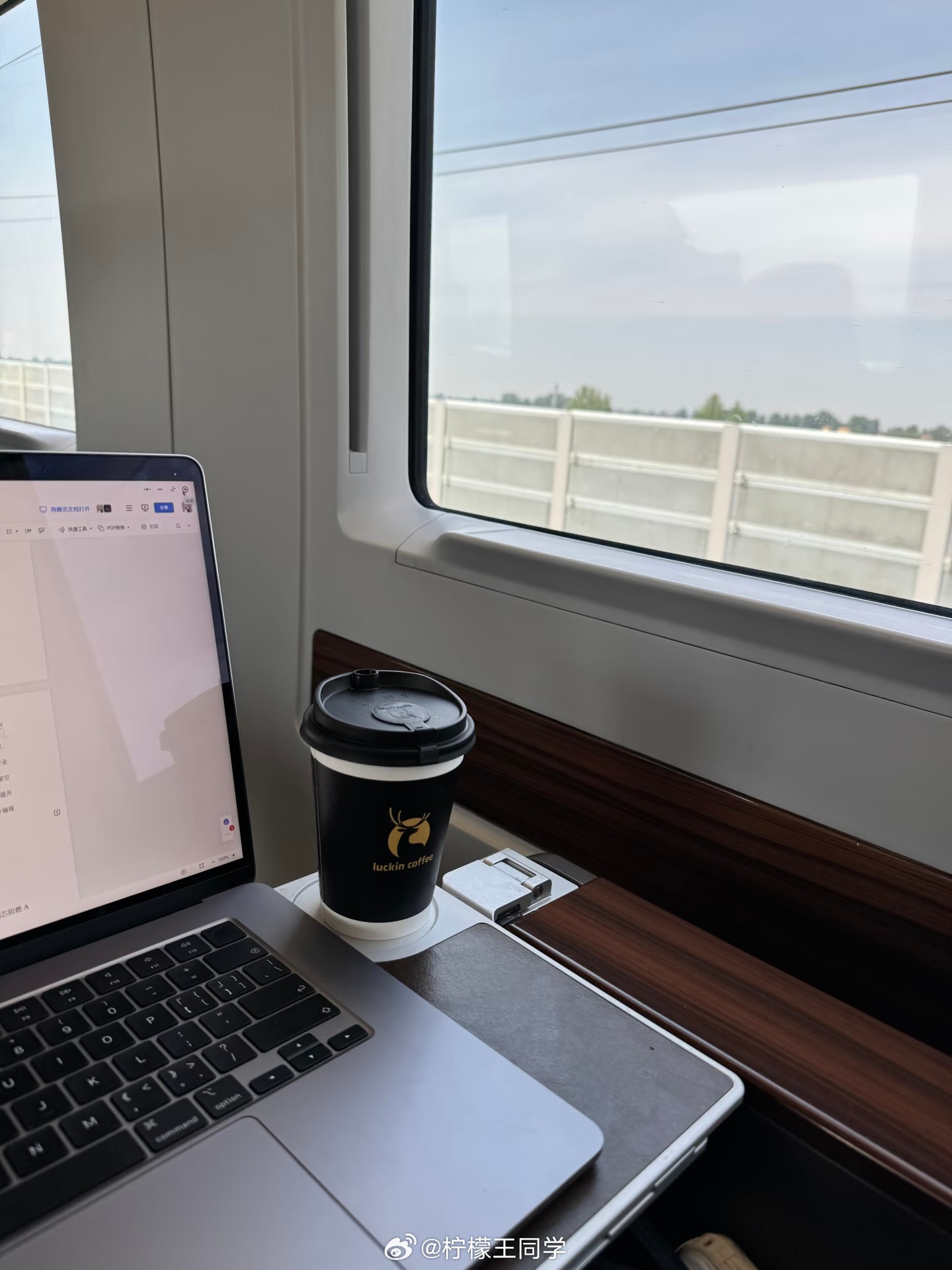 高铁上感受世界的参差小时候觉得在高铁上拿着电脑办公的人很酷，长大后才发现能在高铁