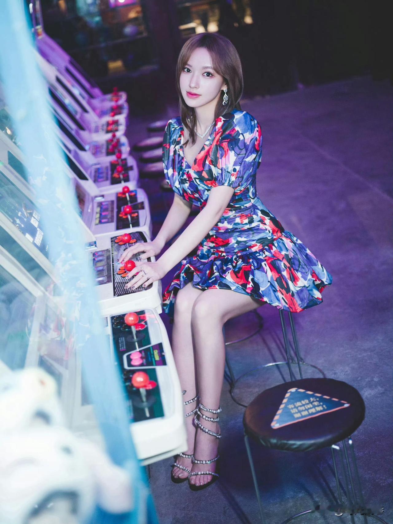 在电玩城玩游戏的程潇！原来美女演员也有一颗爱玩的少女心！程潇 美女