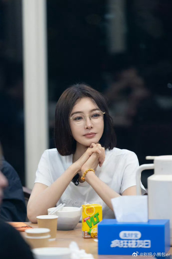 秦岚的高情商不是话术是善良 秦岚的高情商从不是刻意话术，而是骨子里的温柔与善良，