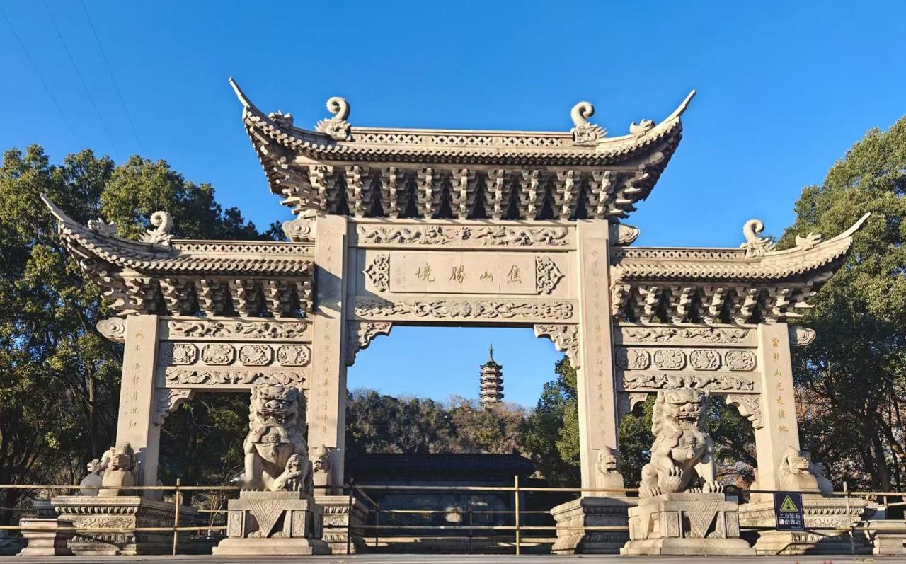 石坊驮着晴空，把千年的故事雕进纹路里，远处的塔影，是光阴递来的温柔回响。
🏯 