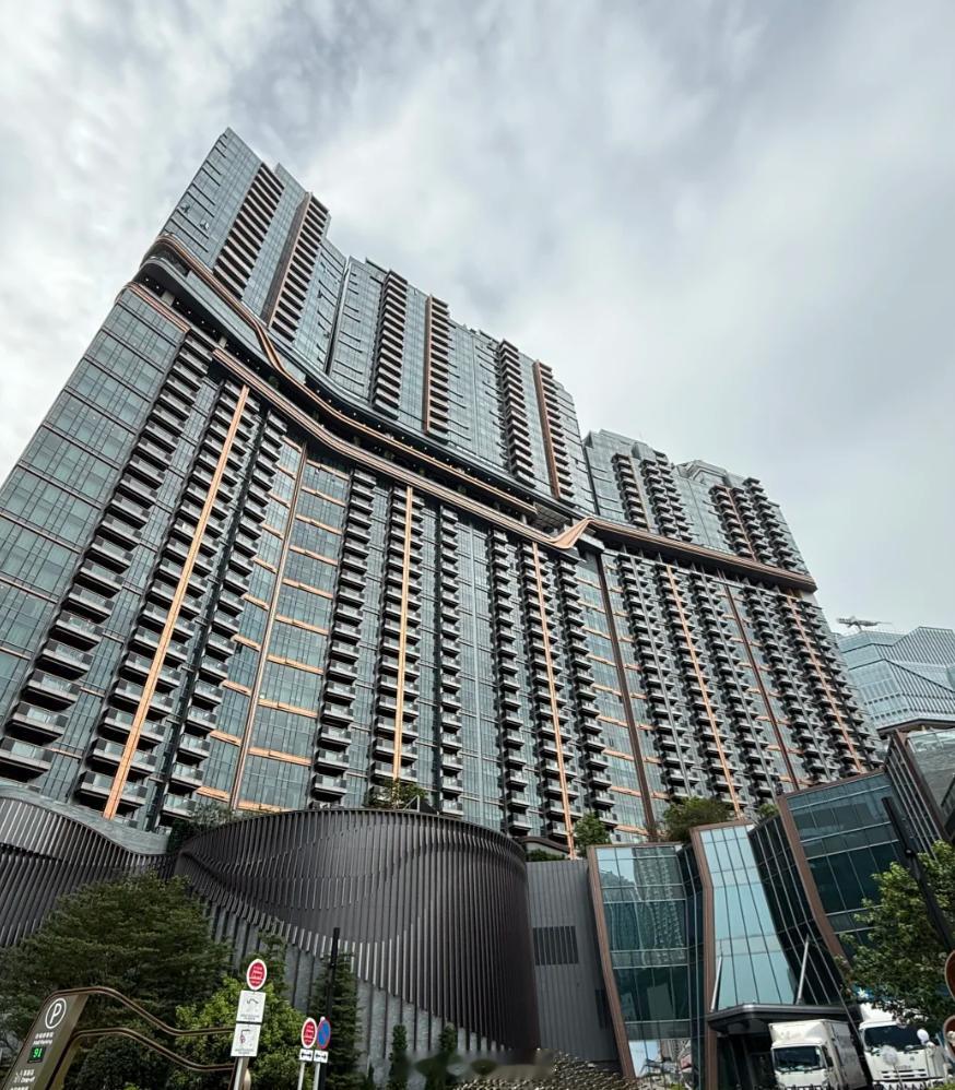 香港啟德天璽‧天2期，2栋27楼50平，2116万成交 ，单价42.3万。 2栋
