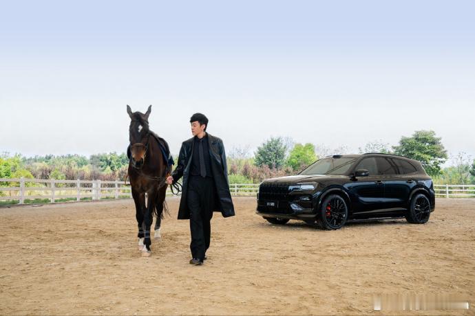 极氪官宣何润东为极氪8X交付官西楚霸王不骑乌骓马了，改牵马给车主开门😂 何润东