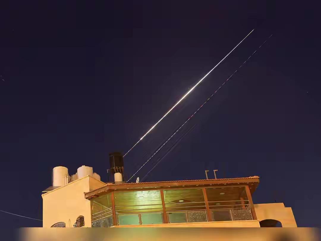 伊朗大杀器登场！“霍拉姆沙赫尔”携集束弹，以军防空被逐步撕碎