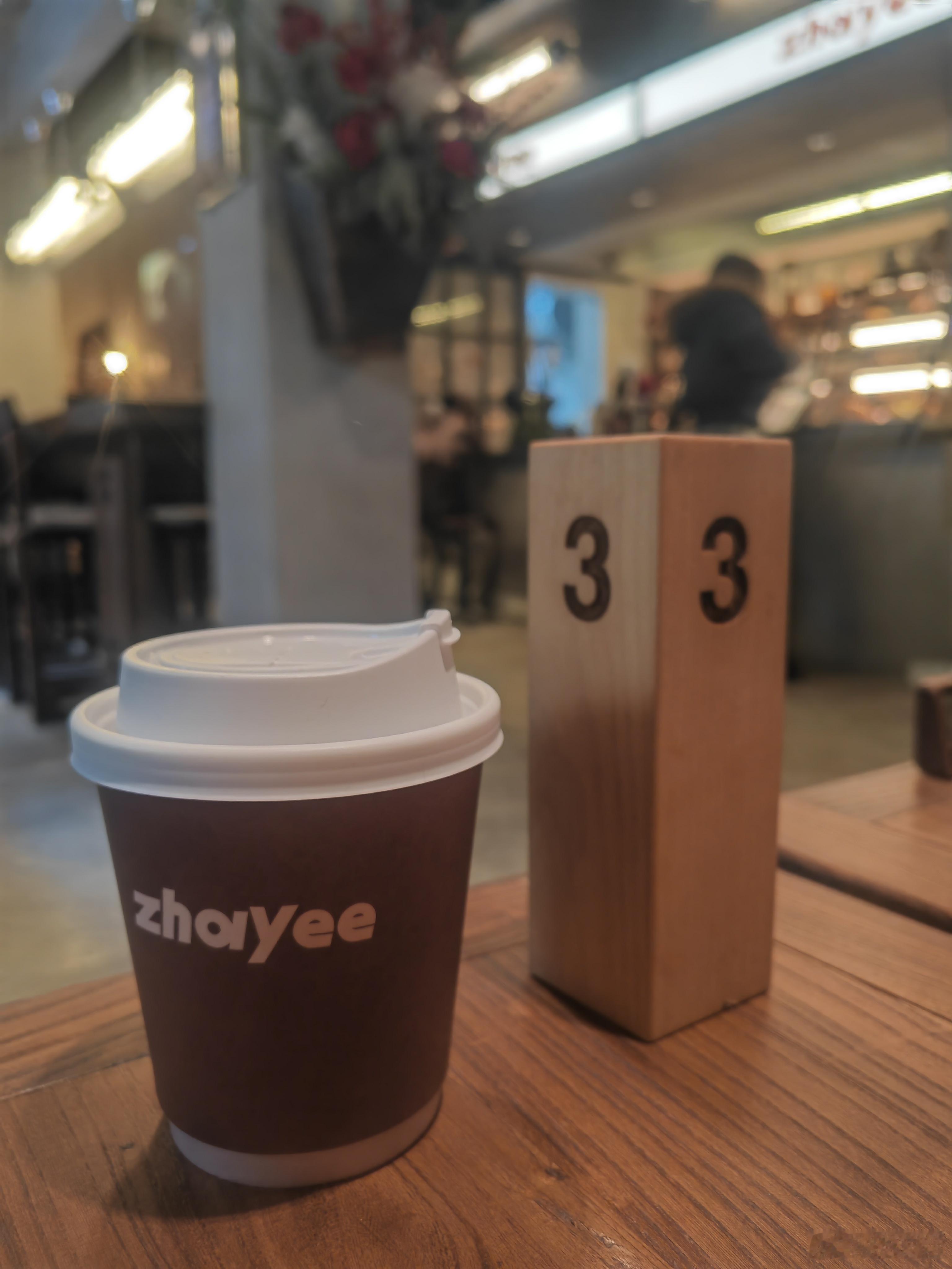 打卡义乌咖啡馆第二家扎野咖啡说是咖啡，进去看，更有酒吧的味道，暗色系的店内软装，