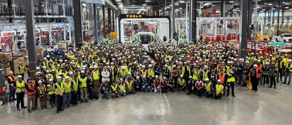 特斯拉特斯拉semi电动卡车正式交付 九年磨一剑：特斯拉 Semi 电动卡车首辆