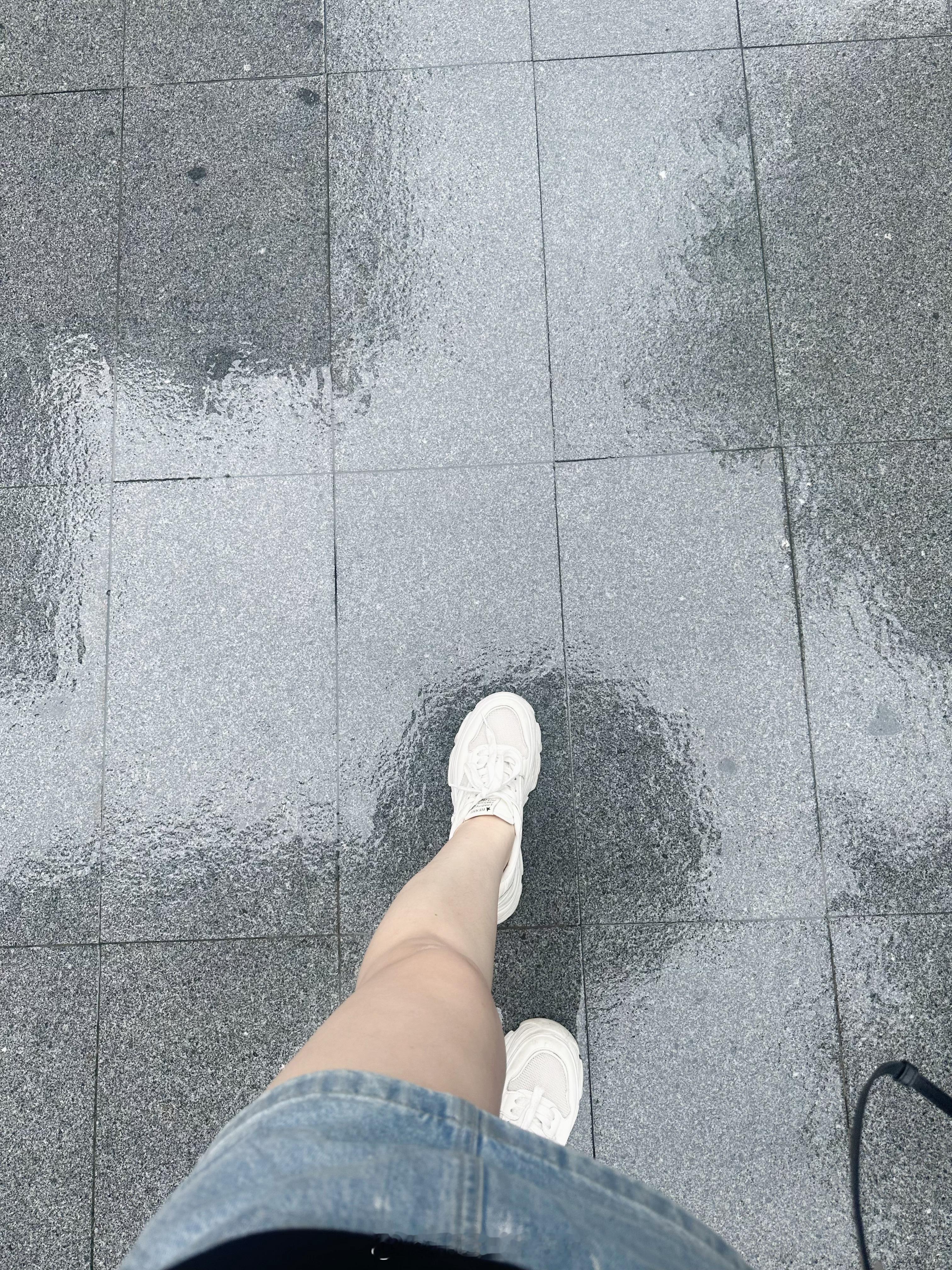 一天天还能好好走道不？不能 ​​​
