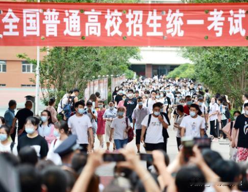 预测一下明天高考会发生的事，考生忘带身份证、走错考场、监考老师忘带监考证。
 