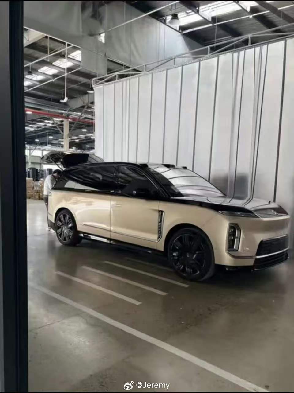 这是蔚来ES9双拼色？群里大佬们的评价是“厚重感”，你觉得这个搭配怎么样？新能源