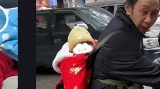 重庆58岁残疾男子娶21岁失明女孩，这段奇特的婚姻引发社会热议。
男子左手残疾，