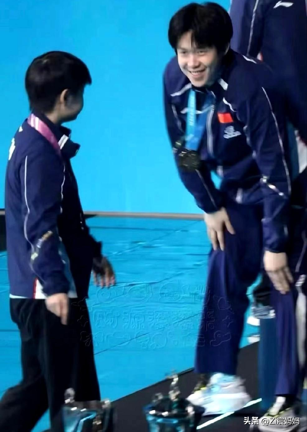 怎么可能不累呢，
在国乒大合照的时候王楚钦是蹲在地上等的，
合照完了后下台阶，