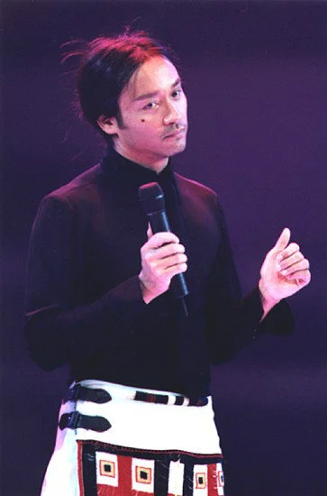 答应她们签名拍照，半哄半请才把她们送出去
