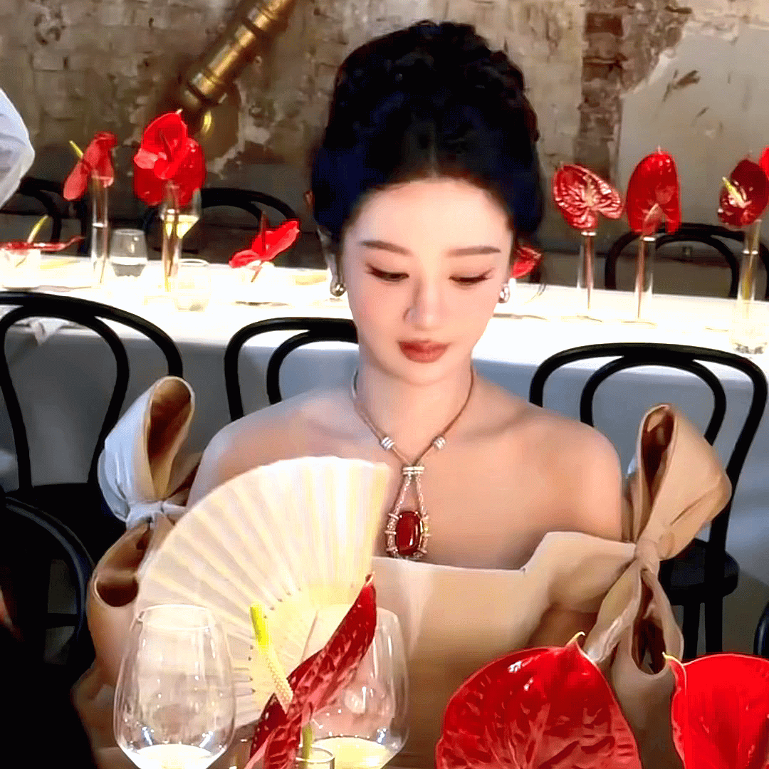 每一个人，都应该用你们的努力去惊艳时光，生活不会亏待任何一个努力的人。 ​​​